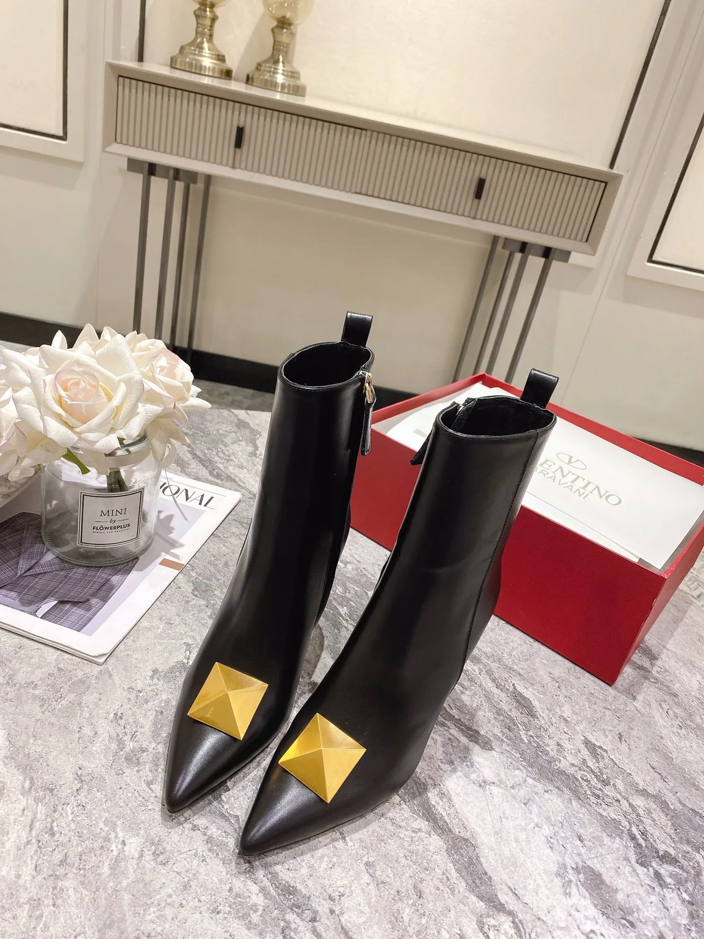 👟👟Ex-factory price 540👟👟 Genuine leather sole +40 [Valentino] Valentino autumn and winter fashion women's boots: comfortable and versatile, making your legs look longer! Fabric: Imported first-layer cowhide ⚡With inner zipper version ⚡The lining and feet are all high-end sheepskin! Outsole: There are two options: non-slip and wear-resistant rubber outsole and Italian leather outsole ~ equipped with Warren's [Pyramid] special buckle that will not rust. Number of yards: 35−41 (customized for sizes 34-42): rubber sole, - genuine leather sole +40
